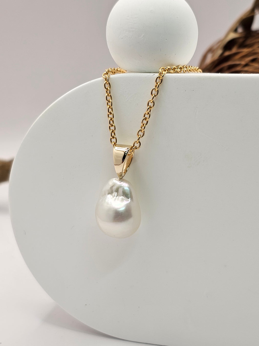 Baroque pearl pendant